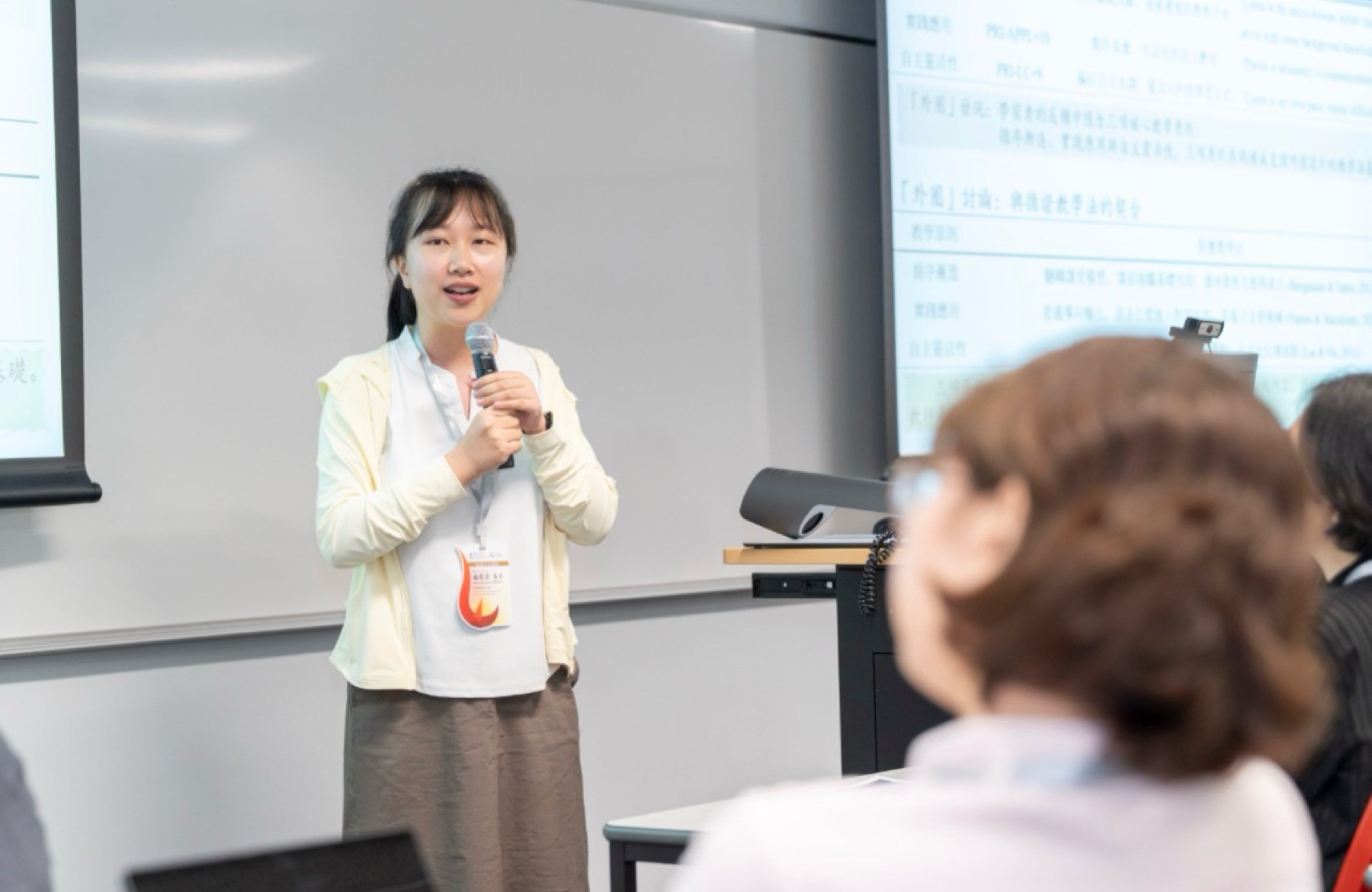 赵若含在课堂与学术场景中进行展示
